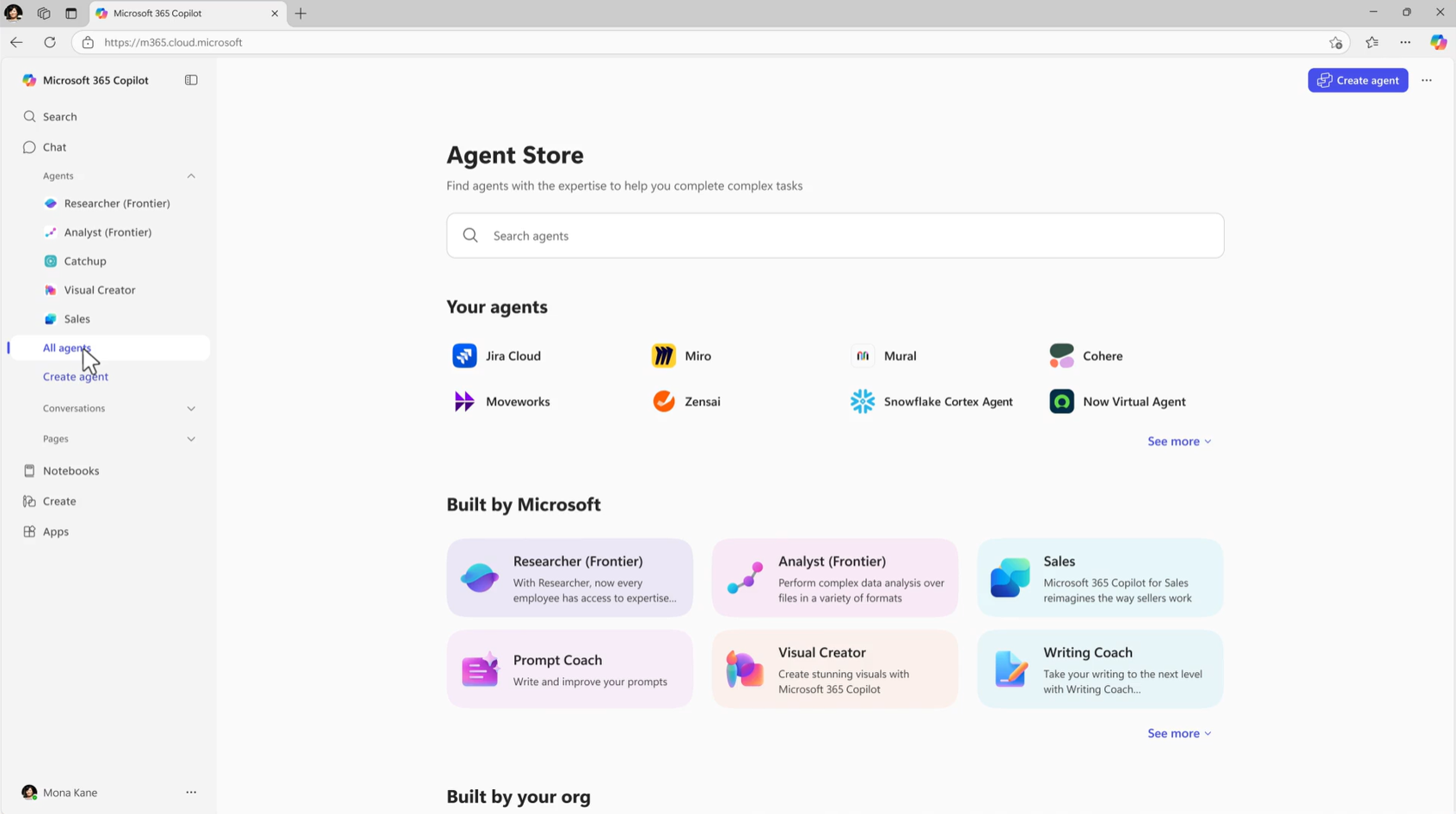 Microsoft Copilot의 Agent Store 화면으로 왼쪽 탐색에 Agents 목록이 있고 본문에 Your agents, Built by Microsoft, Built by your org 모음이 나열된 Microsoft 공식 스크린샷